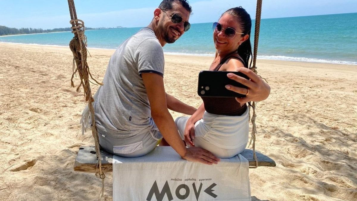 Sposi in viaggio di nozze in spiaggia con Move